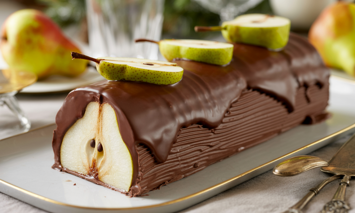 découvrez notre bûche de noël poire-chocolat, une délicieuse alliance de fraîcheur fruitée et de douceur chocolatée, parfaite pour un moment gourmand en famille.