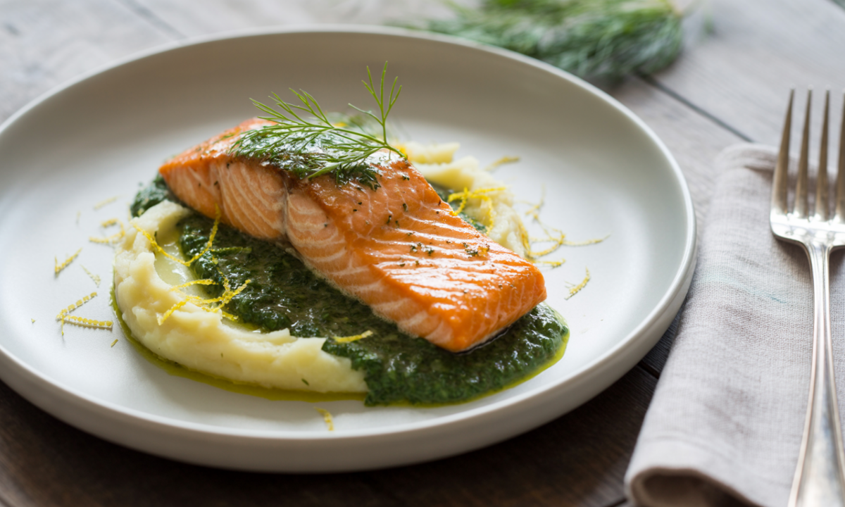 découvrez notre saumon à l'oseille, un plat alliant l'élégance du bistrot à la richesse des saveurs traditionnelles de grand-mère, pour un moment gourmand et raffiné.