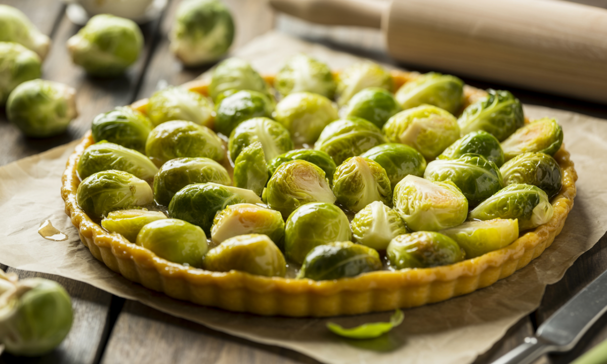 découvrez la recette surprenante de la tarte tatin aux choux de bruxelles, un plat original qui transforme ce légume en une douceur fondante et dorée au four, parfaite pour régaler vos papilles.